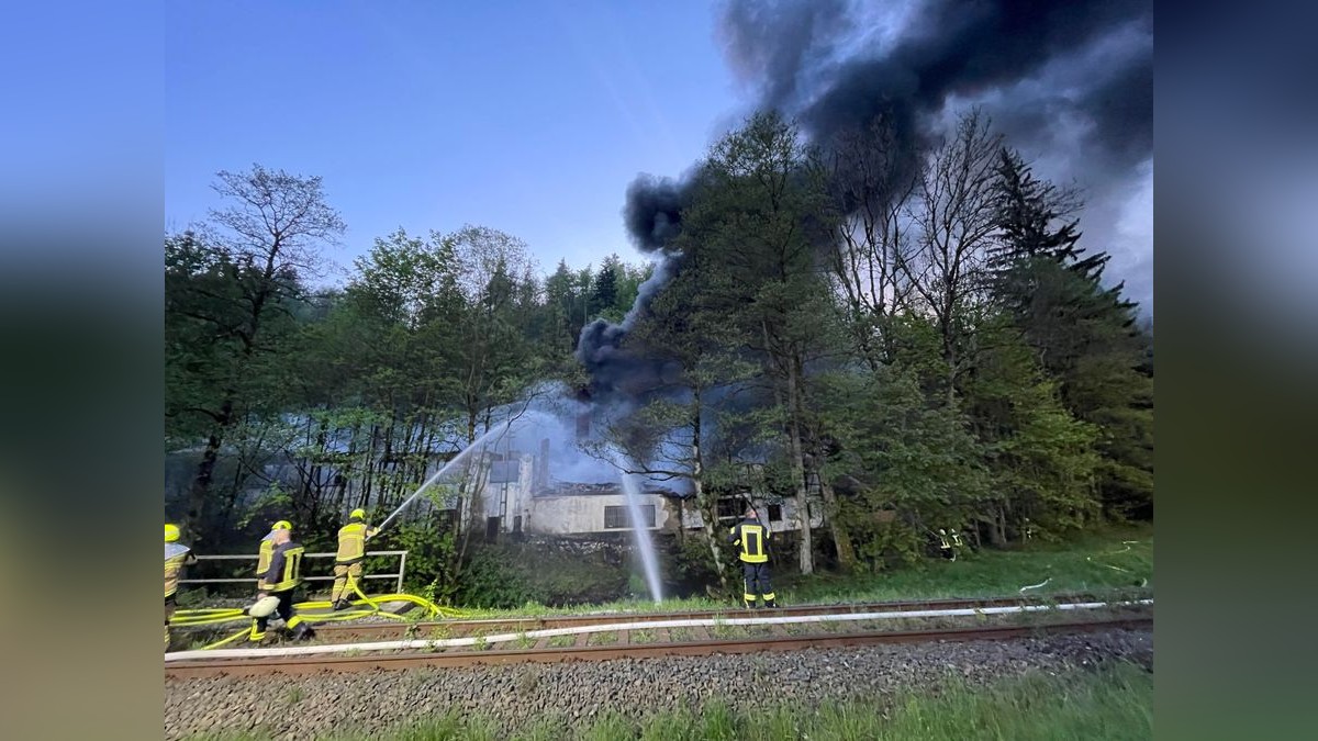 Bei Leutenberg (Landkreis Saalfeld-Rudolstadt) ist am Freitagabend ein Großbrand eines alten Sägewerks an der B90 ausgebrochen. Über 100 Einsatzkräfte kämpften gegen die Flammen. Es gab eine starke Rauchentwicklung. Verletzt wurde offenbar niemand. Die angrenzende Bundesstraße musste für die Löscharbeiten gesperrt werden.