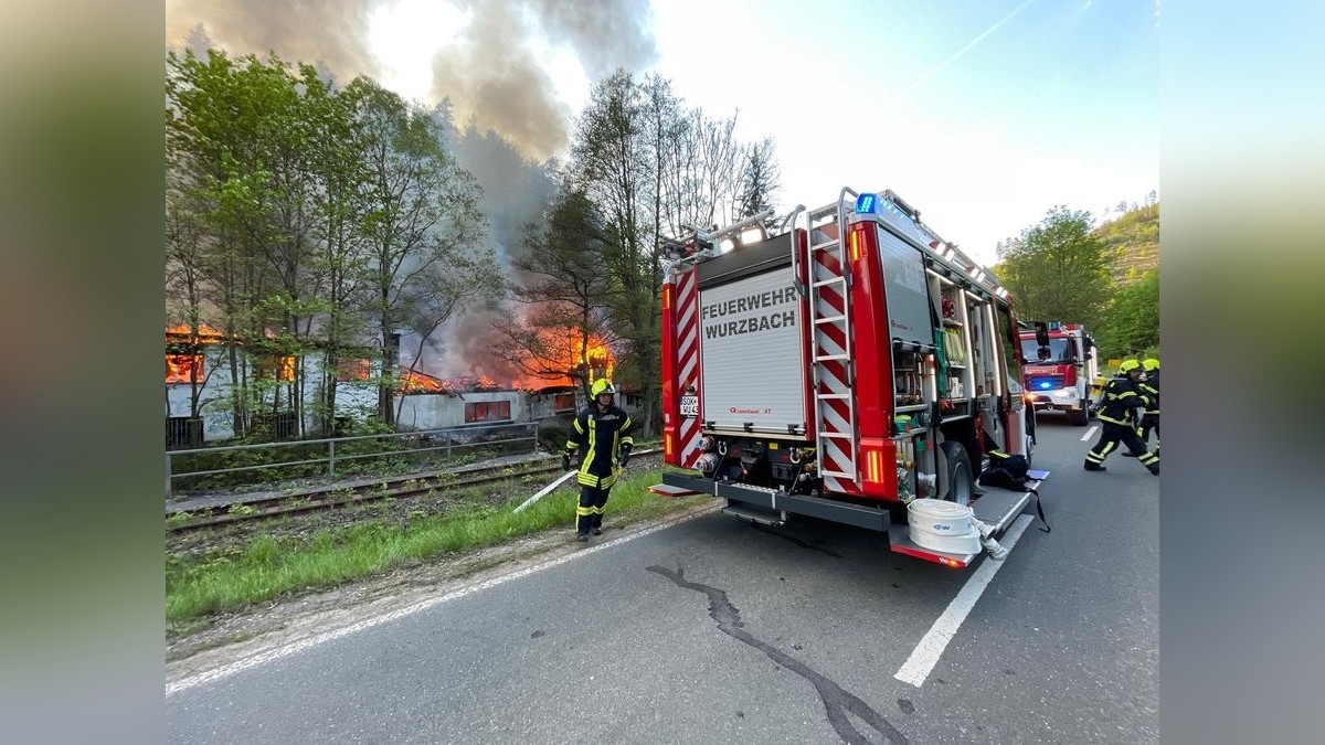 Bei Leutenberg (Landkreis Saalfeld-Rudolstadt) ist am Freitagabend ein Großbrand eines alten Sägewerks an der B90 ausgebrochen. Über 100 Einsatzkräfte kämpften gegen die Flammen. Es gab eine starke Rauchentwicklung. Verletzt wurde offenbar niemand. Die angrenzende Bundesstraße musste für die Löscharbeiten gesperrt werden.