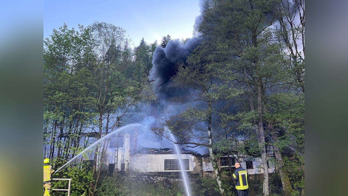 Bei Leutenberg (Landkreis Saalfeld-Rudolstadt) ist am Freitagabend ein Großbrand eines alten Sägewerks an der B90 ausgebrochen. Über 100 Einsatzkräfte kämpften gegen die Flammen. Es gab eine starke Rauchentwicklung. Verletzt wurde offenbar niemand. Die angrenzende Bundesstraße musste für die Löscharbeiten gesperrt werden.