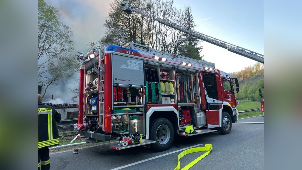 Bei Leutenberg (Landkreis Saalfeld-Rudolstadt) ist am Freitagabend ein Großbrand eines alten Sägewerks an der B90 ausgebrochen. Über 100 Einsatzkräfte kämpften gegen die Flammen. Es gab eine starke Rauchentwicklung. Verletzt wurde offenbar niemand. Die angrenzende Bundesstraße musste für die Löscharbeiten gesperrt werden.