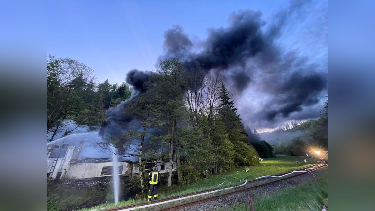 Bei Leutenberg (Landkreis Saalfeld-Rudolstadt) ist am Freitagabend ein Großbrand eines alten Sägewerks an der B90 ausgebrochen. Über 100 Einsatzkräfte kämpften gegen die Flammen. Es gab eine starke Rauchentwicklung. Verletzt wurde offenbar niemand. Die angrenzende Bundesstraße musste für die Löscharbeiten gesperrt werden.