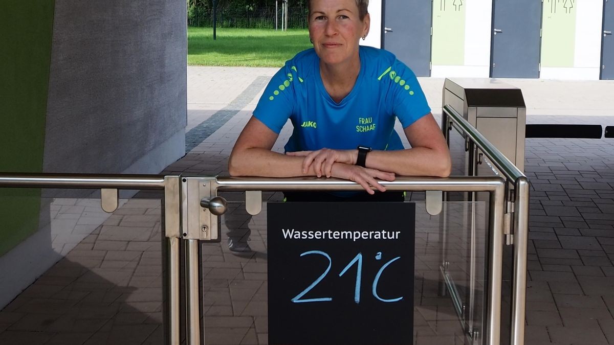 Katrin Schaaf von den Stadtwerken empfängt am ersten Badetag 2024 die Gäste bei auf 21 Grad angewärmtem Wasser im Stadtbad Sömmerda.