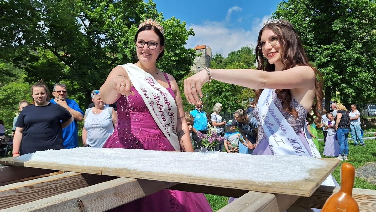 Im Kurpark wurden die Fliederhoheiten und ihre glamouröse Gesellschaft bereits von den Schausiedern um Volker Runknagel erwartet, die die Gäste im Schausiedehaus gern in das alte Handwerk des Salzsiedens einweihten, das der Stadt einst viel Reichtum bescherte.