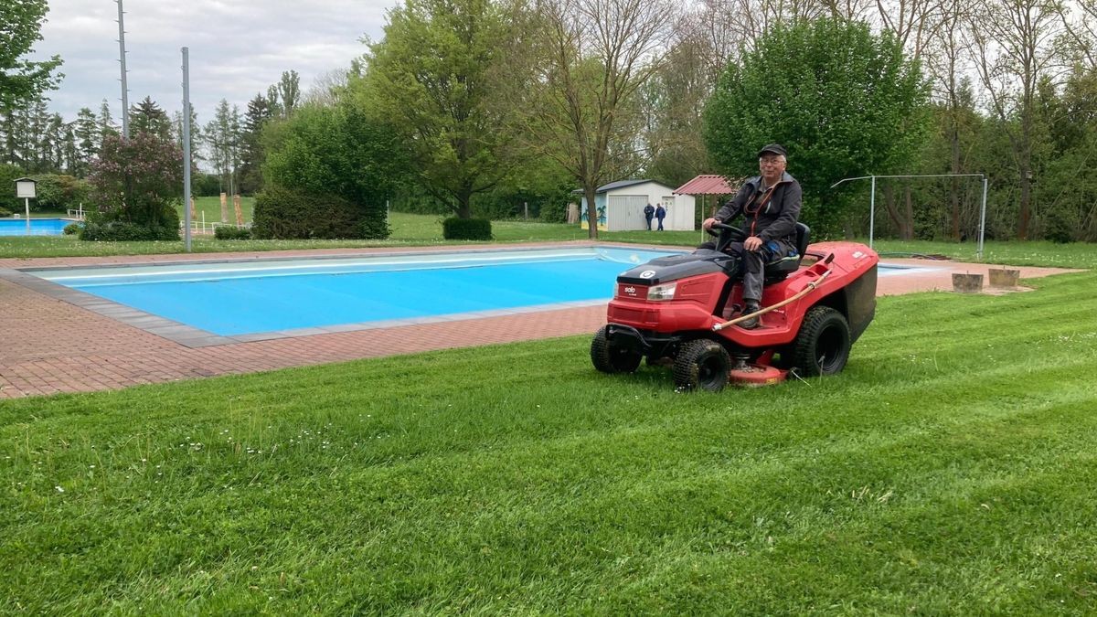 Vor dem Saisonstart gibt es im Freibad Ebeleben viel zu tun. Unterstützung bekommt die Stadt unter anderem von Hubert Grabe vom Förderverein des Bades, der die Wiesen mit dem Rasentraktor mäht.