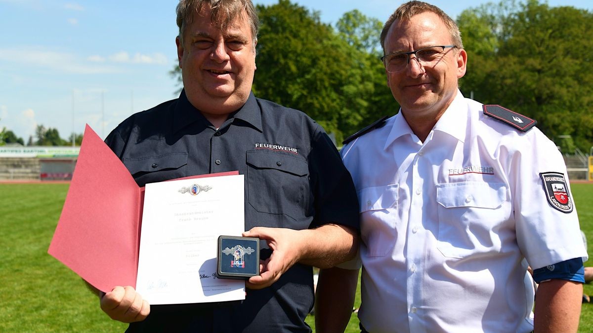 Mit der Schiedsrichter und Kampfrichterspange in Silber für internationale Feuerwehrwettbewerbe wurde Oberbrandmeister Frank Braune (links) ausgezeichnet. Kreisjugendwart Herbert Christ überreichte die Auszeichnung beim Kreisausscheid der Jugendfeuerwehren in Gotha.