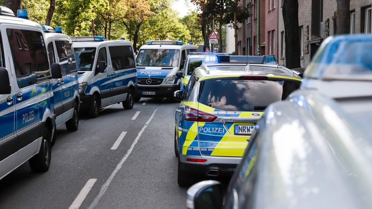 Die Polizei war am Sonntag mit zahlreichen Einsatzkräften vor Ort an der Hövelstraße. Beim Fußballspiel zwischen Al-Arz Libanon Essen und RuWa Dellwig kam es zu schlimmen Szenen, als Männer auf das Feld rannten.