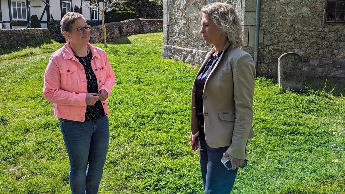 Infrastrukturministerin Susanna Karawanskij (Linke, rechts) im Gespräch mit der Vorsitzenden des Woffleber Kirchenbauvereins Franca Wenderoth.