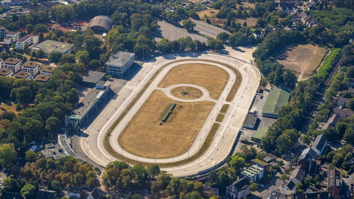 Die Dinslakener Trabrennbahn vor dem Abriss der Gebäude. Dort sollen mehr als 600 Wohnungen entstehen.