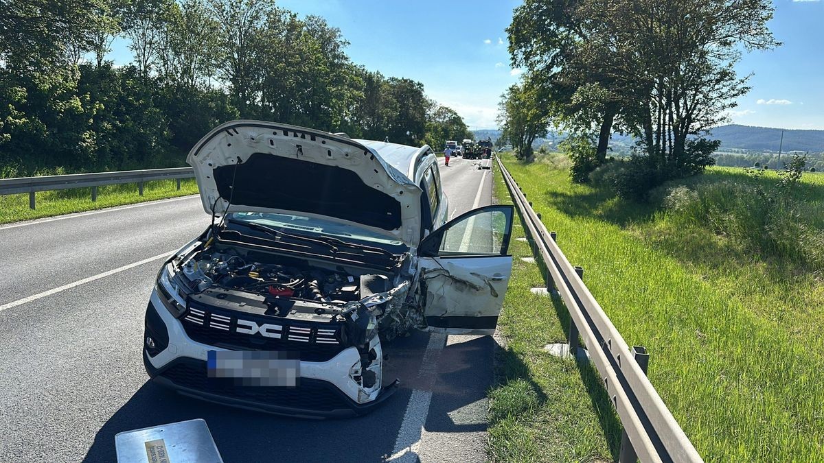 Bei dem Unfall wurde die Fahrerin des braunen Opel verletzt und zur Behandlung ins Krankenhaus gebracht.