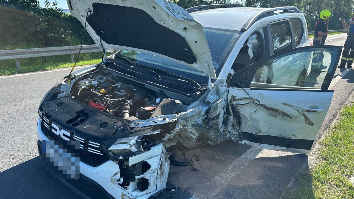 Auf der Bundesstraße 281 zwischen Pößneck und Oppurg kam es am Montag zu einem schweren Verkehrsunfall, an dem drei Fahrzeuge beteiligt waren.