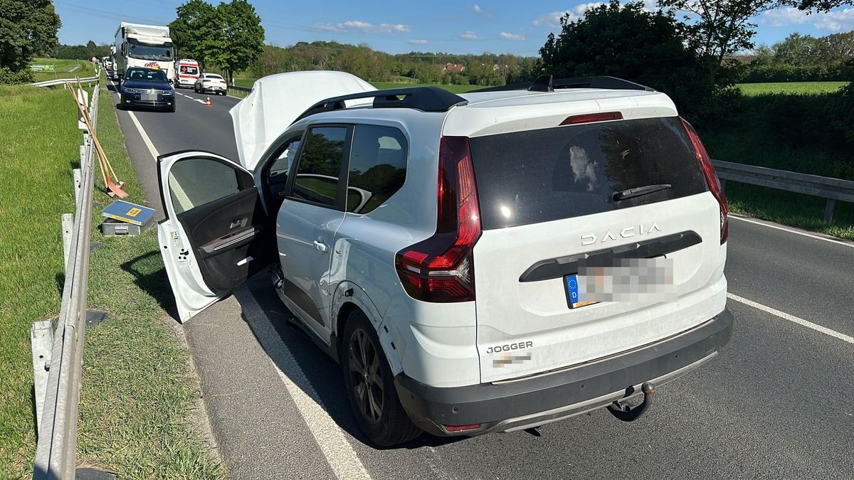 Laut ersten Informationen begann ein weißer Dacia einen Überholversuch, übersah dabei einen entgegenkommenden Lkw und touchierte diesen.