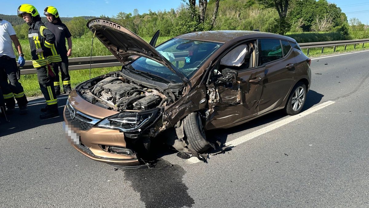 Auf der Bundesstraße 281 zwischen Pößneck und Oppurg kam es heute zu einem schweren Verkehrsunfall, an dem drei Fahrzeuge beteiligt waren. Laut ersten Informationen begann ein weißer Dacia einen Überholversuch, übersah dabei einen entgegenkommenden LKW und touchierte diesen. In der Folge kam es zu einer Kollision mit einem dahinter fahrenden braunen Opel.  Bei dem Unfall wurde die Fahrerin des braunen Opel verletzt und zur Behandlung ins Krankenhaus gebracht.  Die Feuerwehr stellte an der Unfallstelle den Brandschutz sicher und beseitigte ausgelaufene Betriebsstoffe und Trümmerteile. Die B281 war für die Dauer der Maßnahmen voll gesperrt.