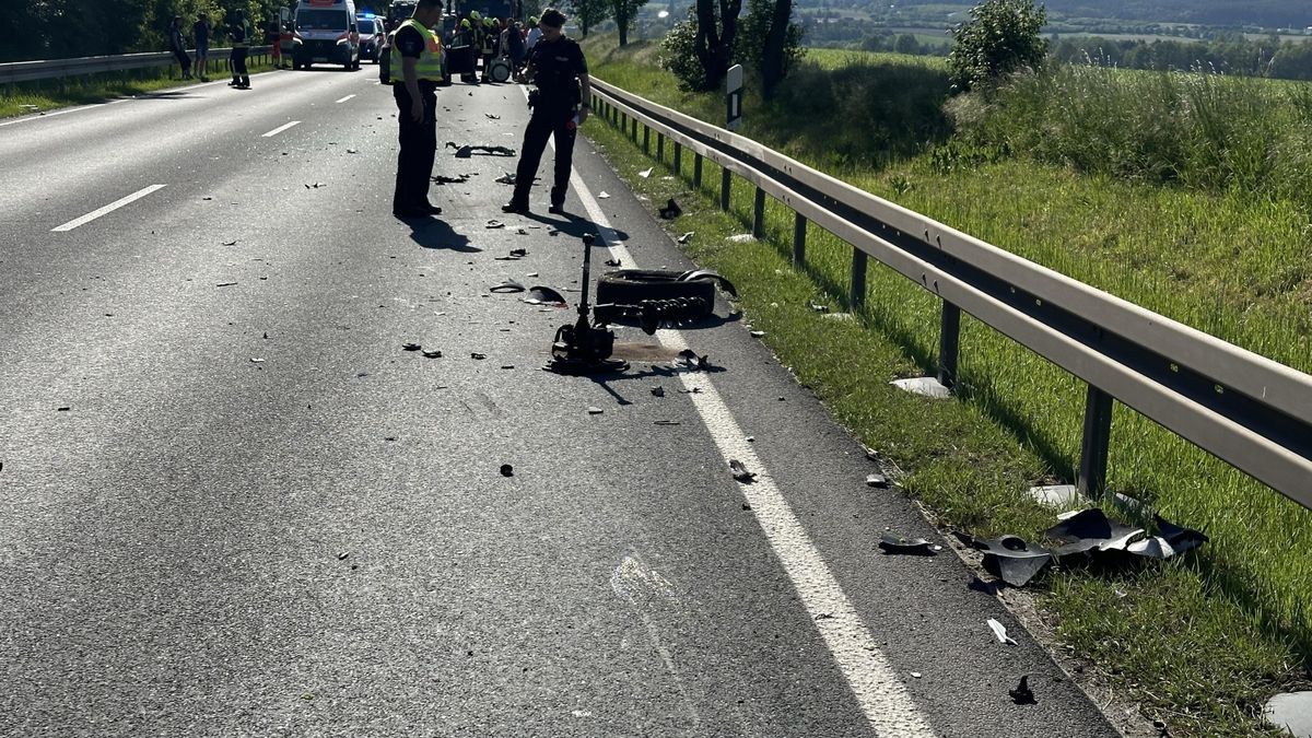 Auf der Bundesstraße 281 zwischen Pößneck und Oppurg kam es am Montag zu einem schweren Verkehrsunfall, an dem drei Fahrzeuge beteiligt waren.