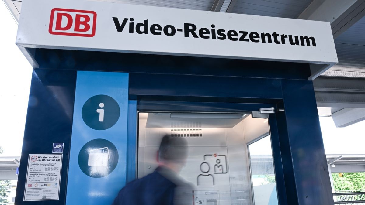 Wer in Baden-Württemberg ein Bahnticket kaufen will, kann an 55 Standorten sogenannte Video-Reisezentren der Deutschen Bahn (DB) nutzen. In Thüringen gibt es deutlich weniger.