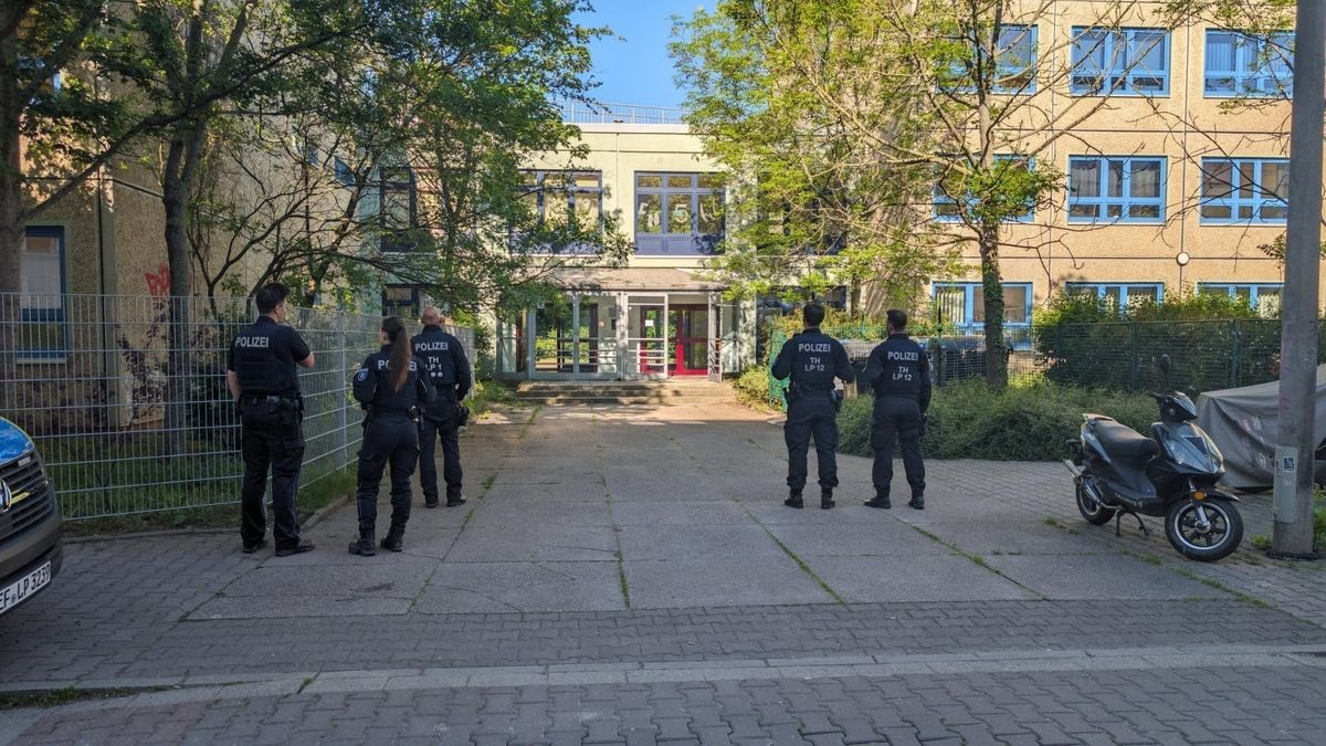 Polizeieinsatz an der Erfurter Huttenschule.