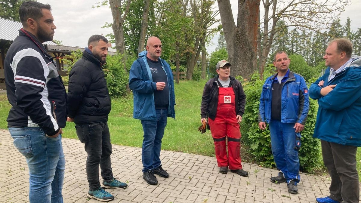 Seit Montag helfen Abdul Karim (von links) und Yahya aus Syrien im Freibad der Stadt mit. Bei einer Besprechung vor Ort wurde der Einsatz mit Bürgermeister Steffen Gröbel, Gabriele Gräfe (Fachangestellte für Bäderwesen), Steffen Isserstedt (Bauhof) sowie Marko Probst von der Stadtverwaltung abgestimmt.