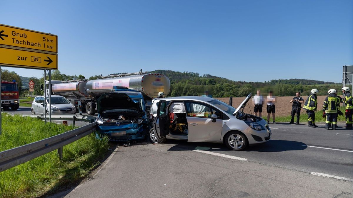 Laut ersten Informationen waren zwei Autos und ein Laster in den Unfall verwickelt.