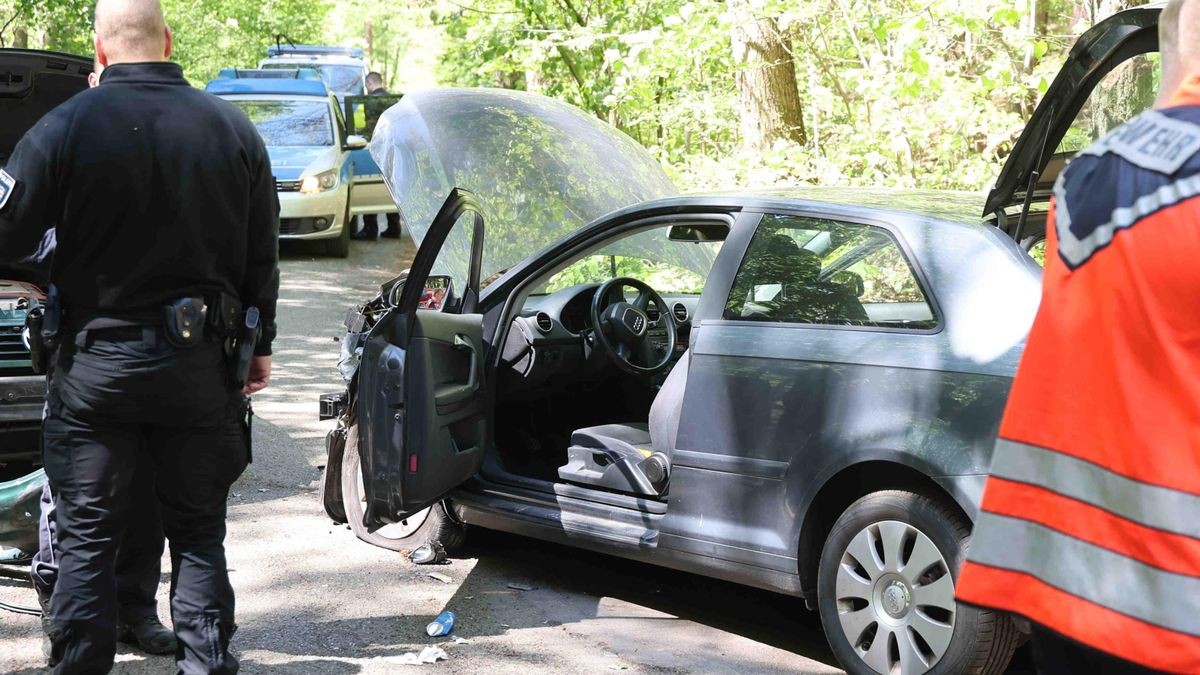 Dabei stießen auf der schmalen Langengrobsdorfer Straße ein VW und ein Audi zusammen.