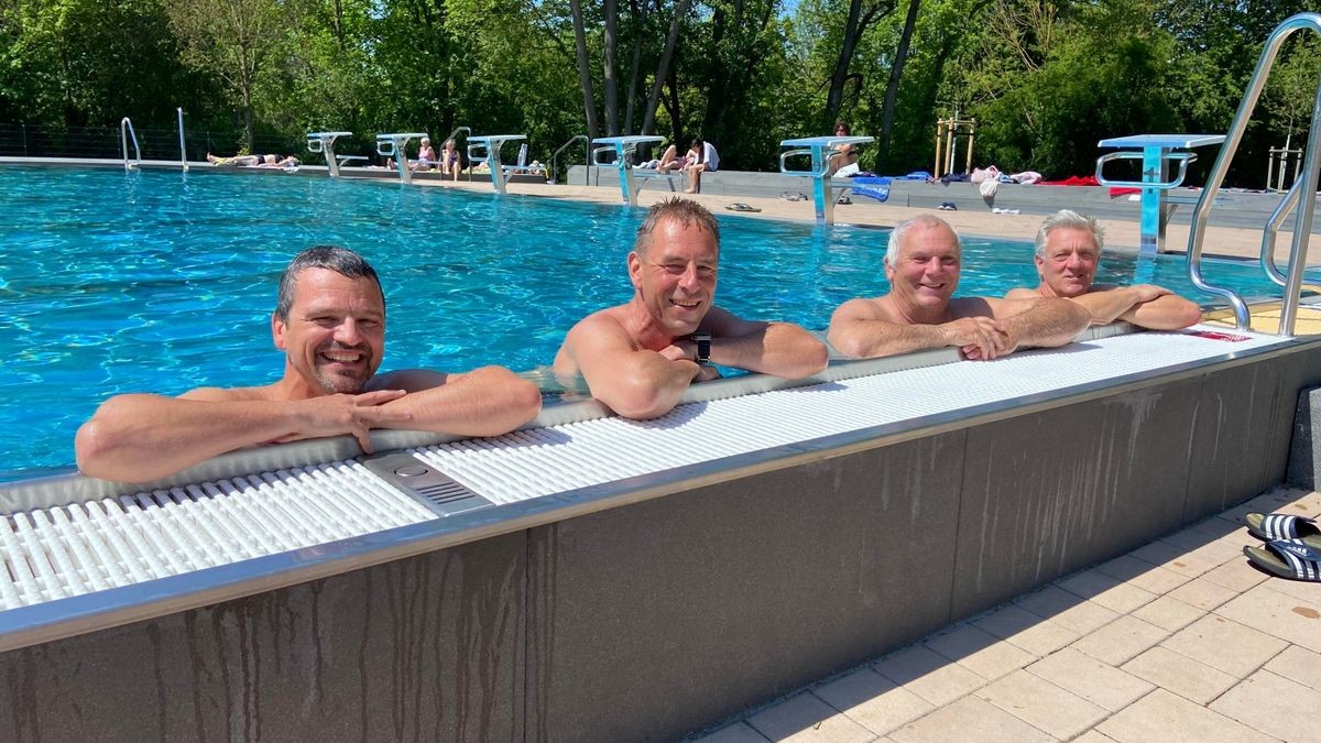 Thomas Bähr (von links), Projektmitarbeiter, Ellis Patz, Projektkoordinator sowie Reinhard Benitsch und Heinz Görnhardt, zwei Senioren aus Tunzenhausen, haben sich bereits im Wasser abgekühlt.  