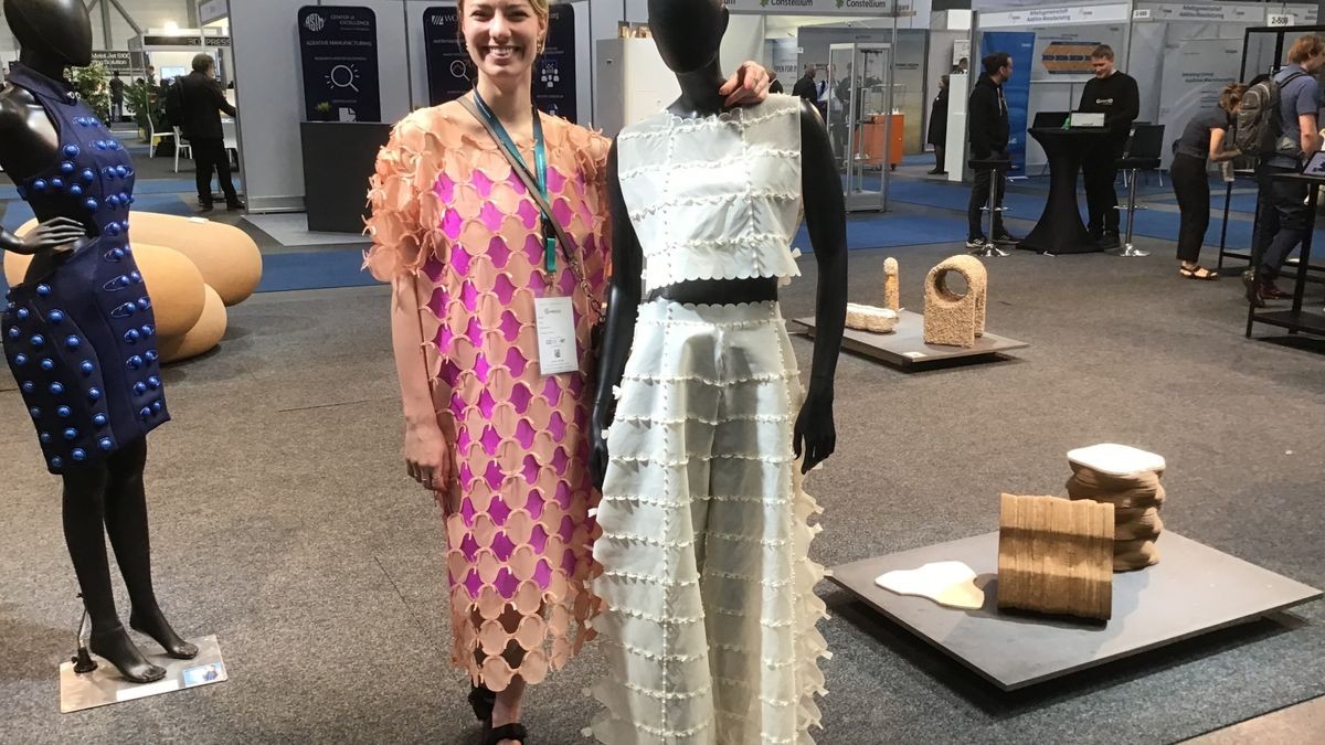 Designerin Brigitte Kock aus London bewirbt sich mit ihrem Designerkleid aus dem 3D-Drucker um den Preis bei der 3D-Pioneers Challenge in Erfurt.