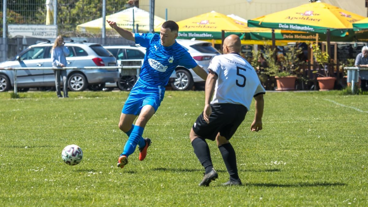 Mellingens Leon Guerra (links) versucht hier an Sandro Burggraf vorbeizukommen.