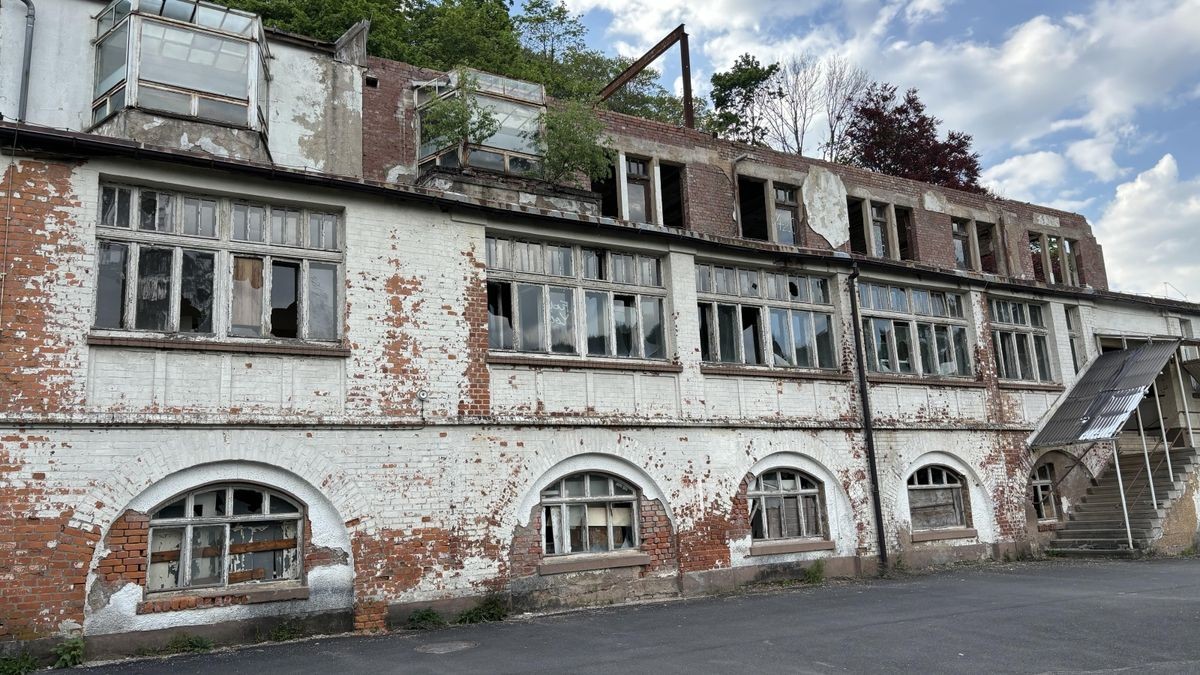 Das weithin sichtbare, ehemalige Krankenhausgebäude am Bermberg in Ruhla verfällt immer mehr.