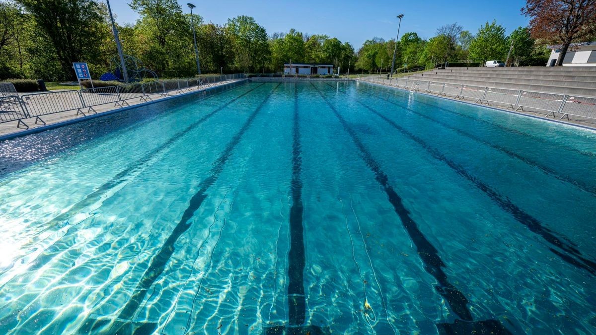 Das Schwimmerbecken im Erfurter Nordbad wird während der Saisonvorbereitungen gefüllt.