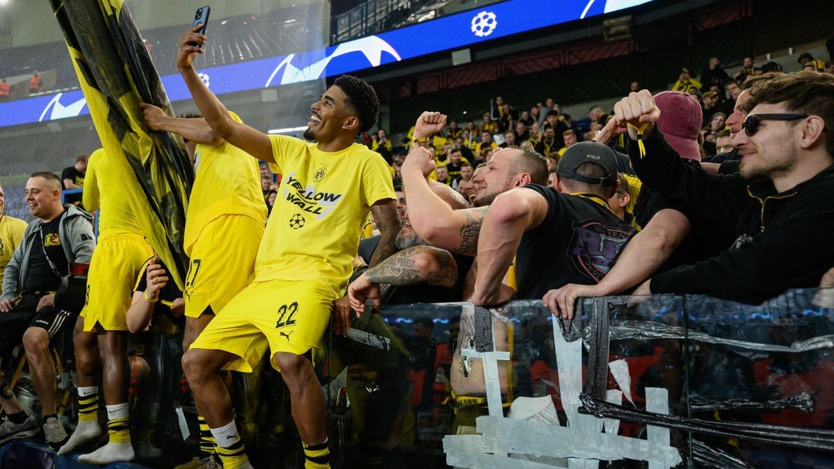 Bitte lächeln: Ian Maatsen macht ein Foto mit den BVB-Fans in Paris.