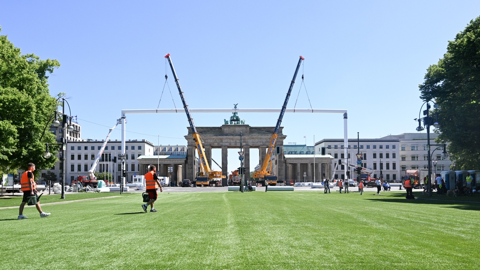 EM 2024 in Berlin Brandenburger Tor bekommt ein Tor