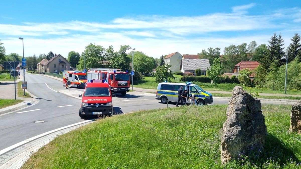 Am Kreisverkehr in Bad Tennstedt musste die Feuerwehr nach einem Crash zwischen einem Auto und einem Motorrad die Unfallstelle absichern.