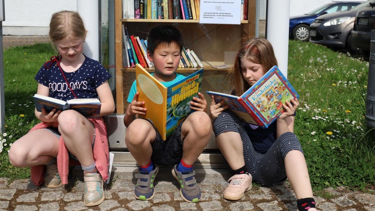 Lara, Lion und Natalia haben sich gleich vor der Zelle in ihre ausgeliehenen Bücher vertieft. 