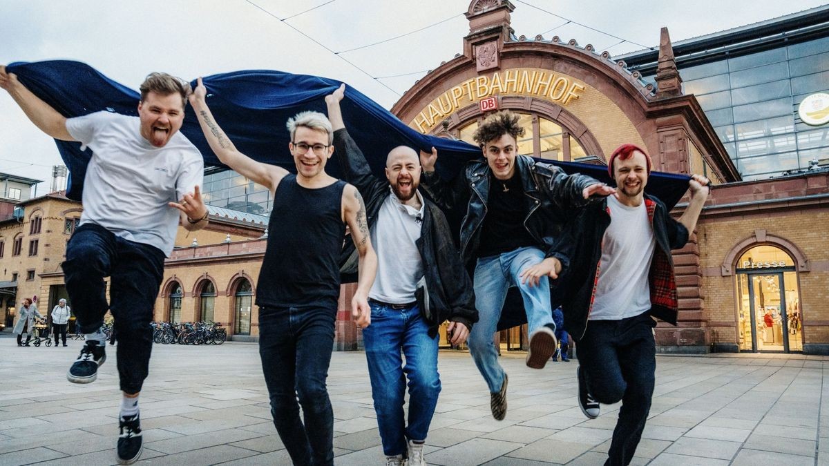 Die Band Sellout Alley vor dem Erfurter Hauptbahnhof.