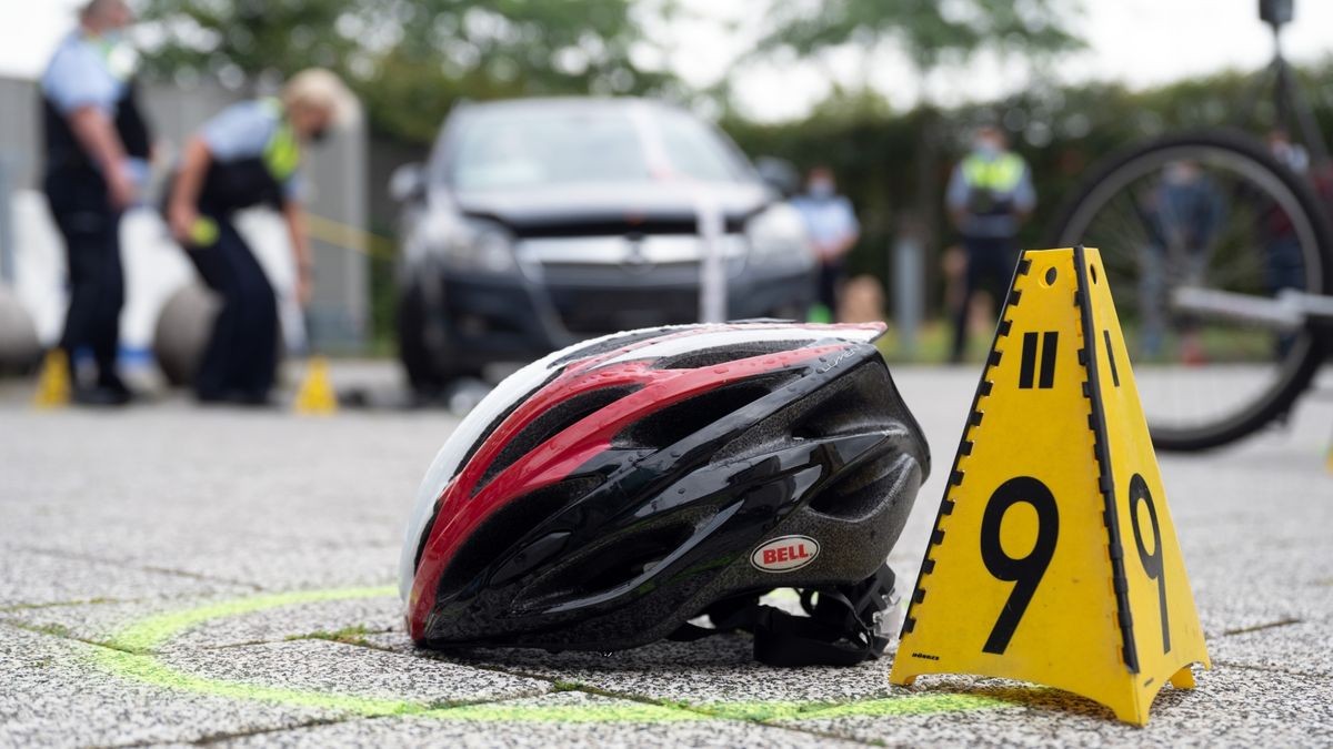 Ein Fahrradhelm liegt bei einer Verkehrsunfallaufnahme auf dem Boden. (Symbolbild)