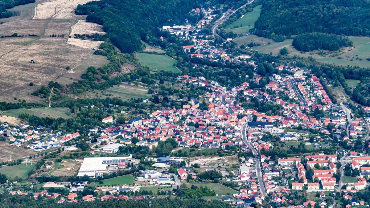 Gräfenroda ist mit gut 3100 Einwohnern die größte Ortschaft der Landgemeinde Geratal. Das Luftbild zeigt den Ort aus südwestlicher Richtung. Oben in der Bildmitte verengt sich das Tal der Wilden Gera.