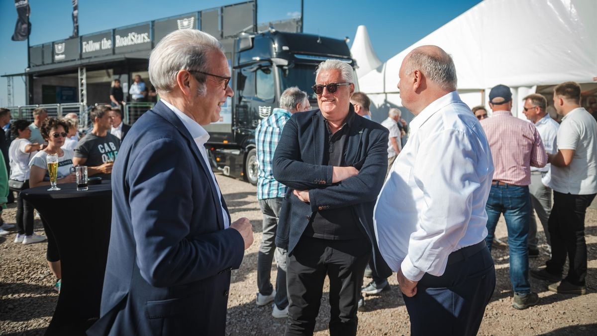 Thüringens Innenminister Georg Maier (SPD), der aktuell freigestellte Generalintendant des Theaters Erfurt, Guy Montavon, und Helmut Peter (von links) bei der feierlichen Eröffnung des Autohofs Werther am Mittwoch.