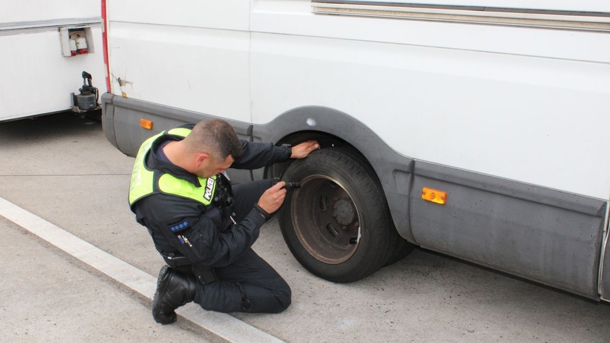 Eine Kontrolle des gewerblichen Güterverkehrs fand am Donnerstag auf der A4 in Fahrtrichtung Dresden auf der Tank- und Rastanlage Eichelborn statt. Dabei wurde auch dieses überladene Gespann aus dem Verkehr gezogen.