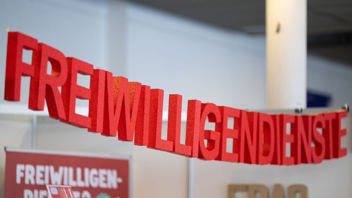 Buchstaben formen das Wort „Freiwilligendienste“ auf einer Jobmesse.