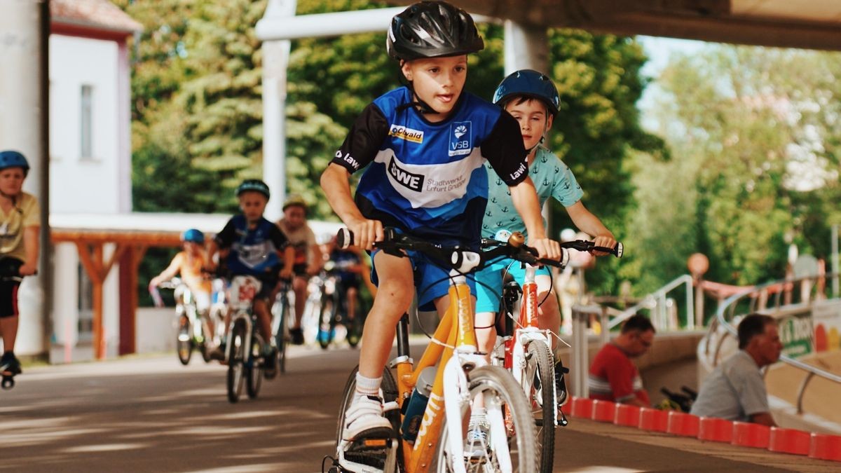 Beim Erfurter Bahncup misst sich der Turbine-Nachwuchs mit anderen Talenten, auch Kinder ohne Erfahrung können sich beim Aktionstag ausprobieren.