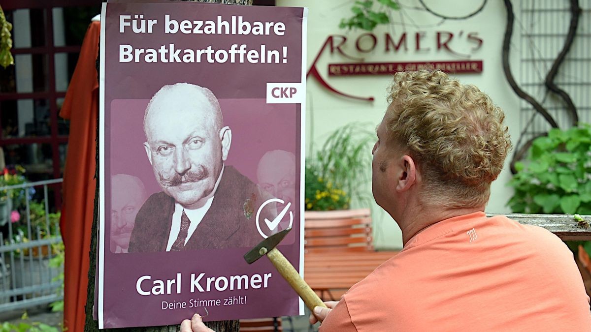 Das „Wahlplakat“ für bezahlbare Bratkartoffeln bringt Steffen Heilmann bei Kromers in Erfurt an.