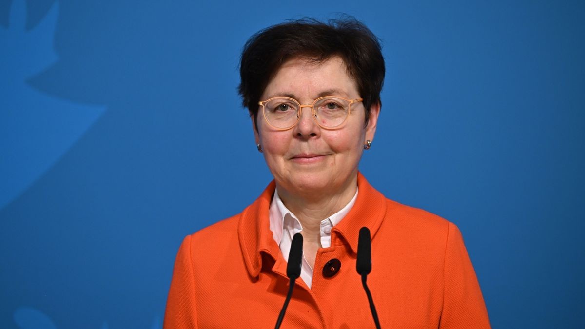 „Jedem muss spätestens jetzt klar sein, dass wir in den weiteren Haushaltsgesprächen die bisherigen Bedarfsanmeldungen für 2025 sehr deutlich reduzieren müssen“, sagt Finanzministerin Heike Taubert (SPD).