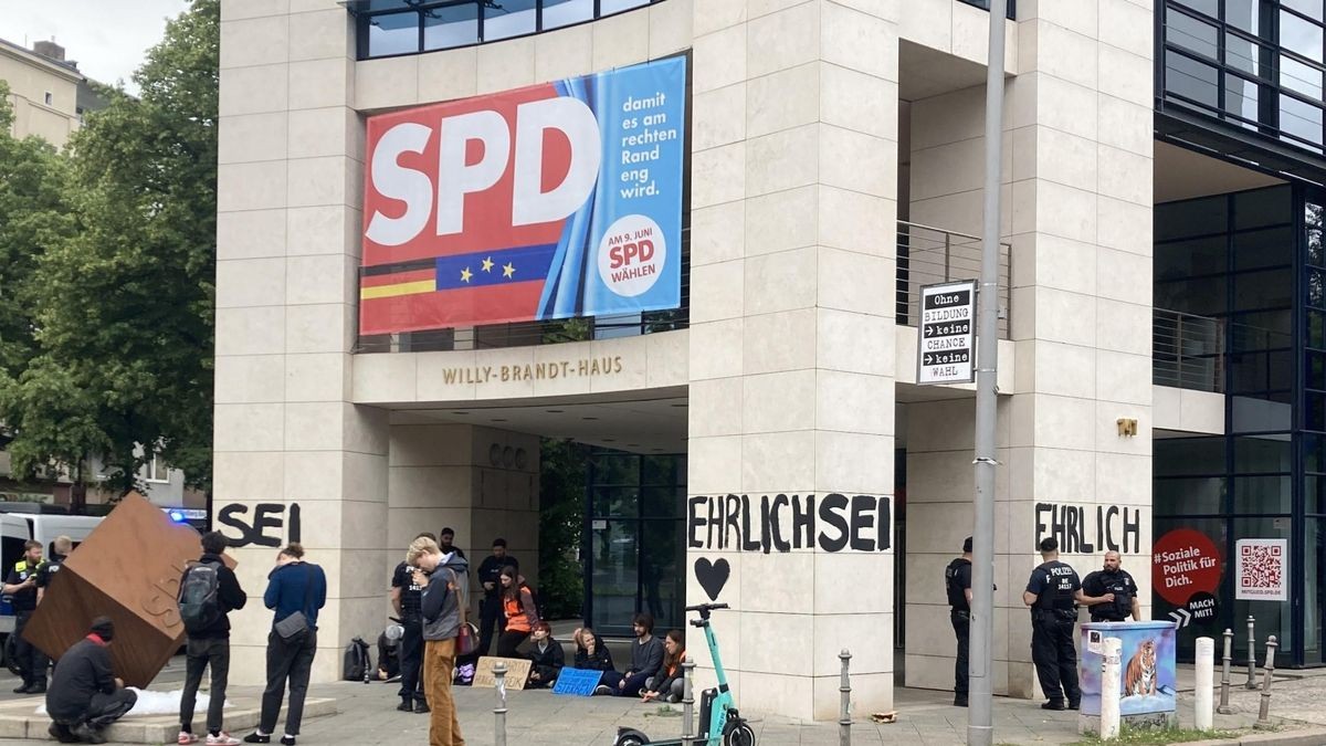 Letzte Generation beschmiert das Willy-Brandt-Haus