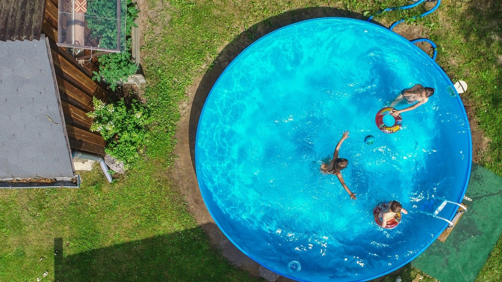 Mit diesen 3 Tipps wird der Gartenpool kindersicher