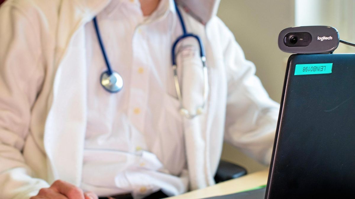 Bei einer Video-Sprechstunde kann der Arzt aus der Ferne Befunde erklären, Röntgenbilder zeigen und teilweise sogar diagnostizieren.