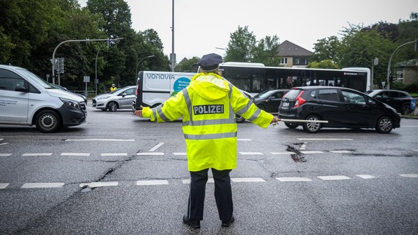 Umbau der Ampelanlage an B5-Kreuzung: Polizei regelt den Verkehr