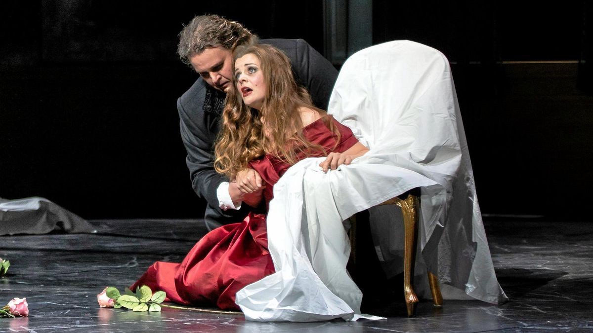Eleonore Marguerre als Violetta Valéry und Uwe Stickert als Alfredo Germont im Oktober 2020 in der Klavierhauptprobe von „La Traviata