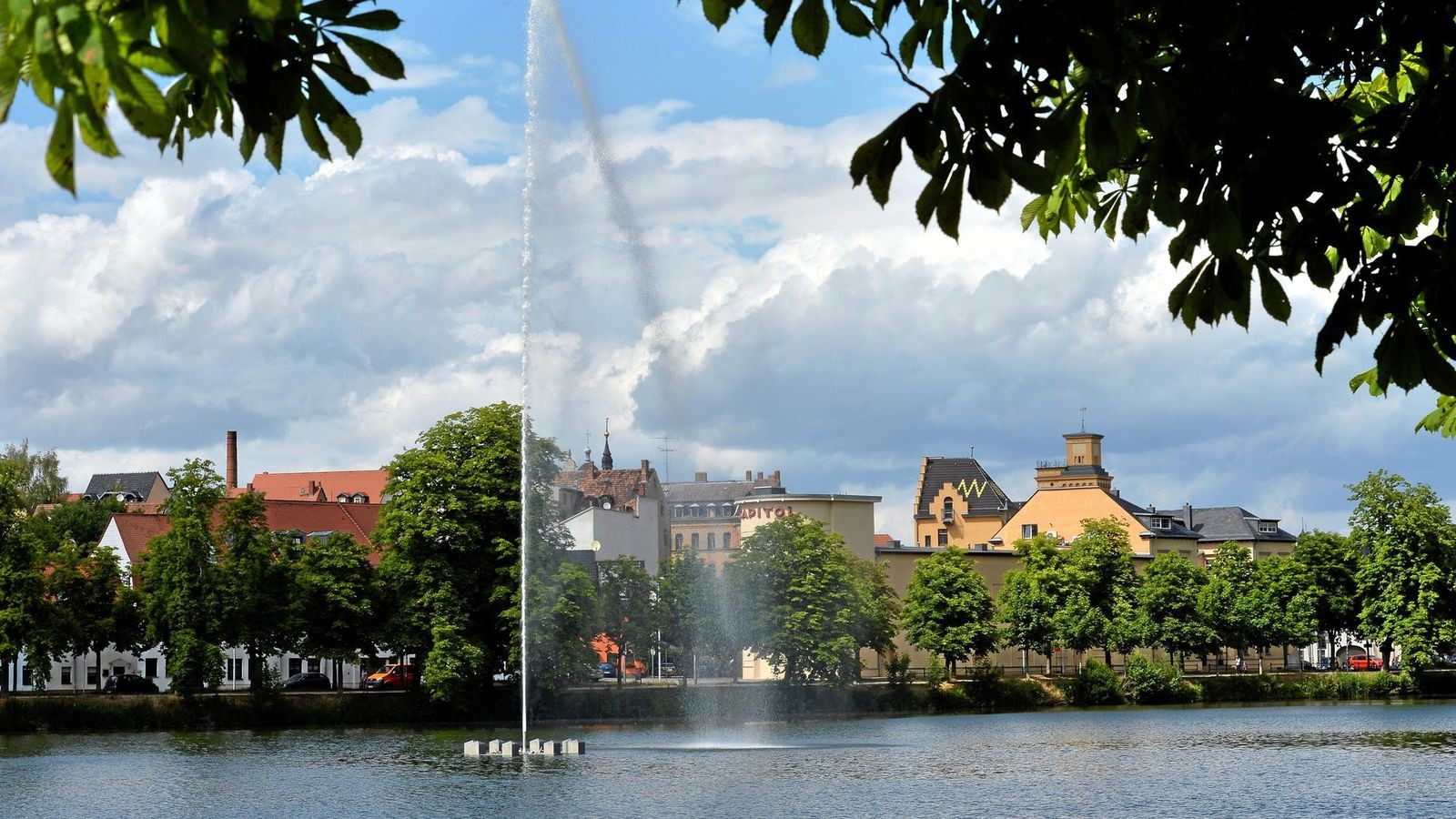 Fontäne ist Blickfang auf großem Teich in Altenburg
