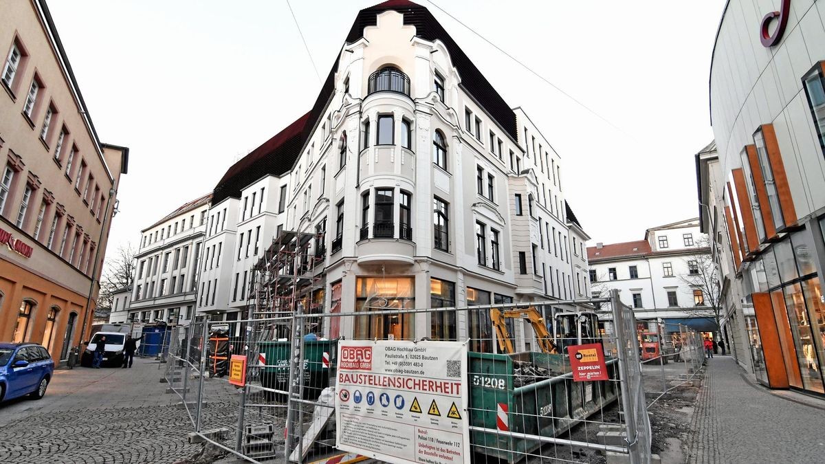 Über zwei Jahrzehnte zog sich die Debatte um die Sanierung des markanten Eckgebäudes zwischen Schillerstraße und Schützengasse. Jetzt eröffnet es als Schillerhof.