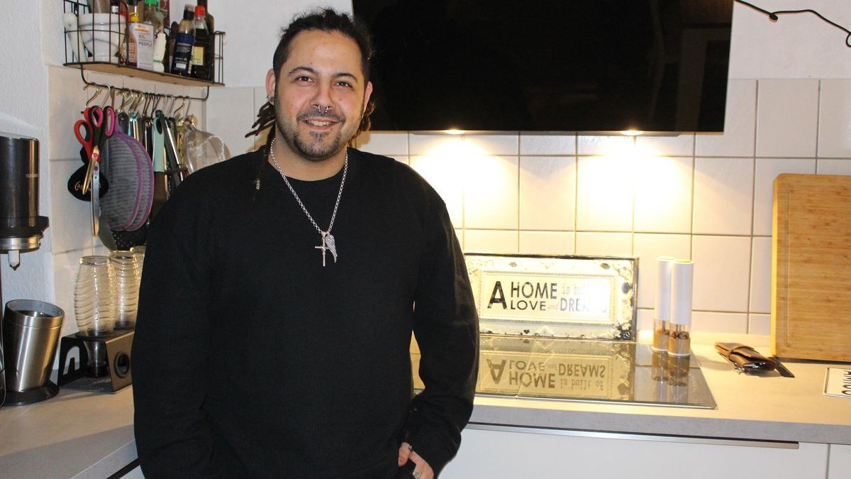 Roberto Arenas Garcia hat viele Anfragen bekommen, ob er Haare privat schneiden kann. Der Friseur lehnt die Schwarzarbeit ab.