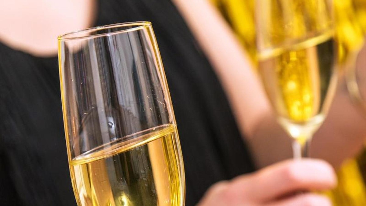 Ein Frau hält ein Sektglas 