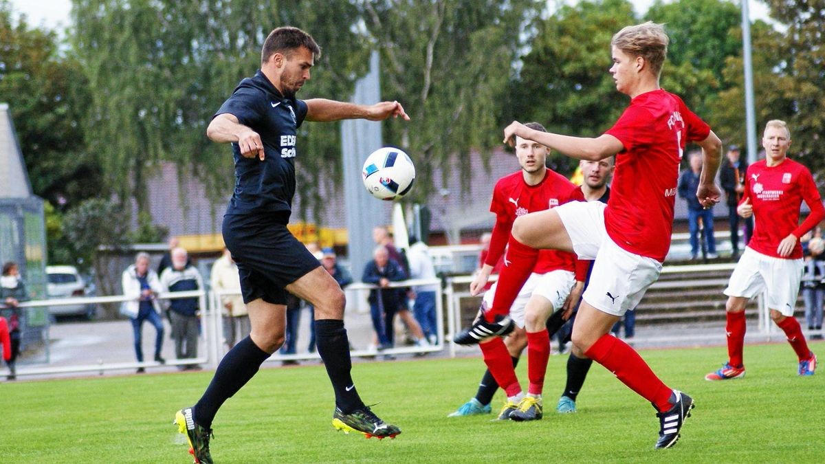 Erfahrung gegen Unbekümmertheit: Struth/Diedorfs Torjäger Nils Pichinot (l.) im Duell mit Mühlhausens jungem Innenverteidiger Robin Hofmeister.